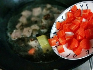 7、咖喱牛肉彩蔬饭,加入胡萝卜。