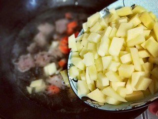 8、咖喱牛肉彩蔬饭,再加入土豆。