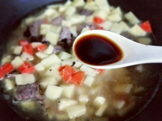 9、咖喱牛肉彩蔬饭,加入生抽。