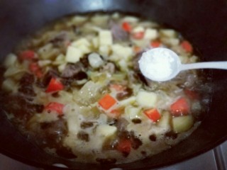 11、咖喱牛肉彩蔬饭,烧开后加入盐，将菜蔬烧熟。(因为牛肉是熟的，如果生牛肉的话，要将牛肉烧熟后再加入菜蔬。)