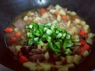 12、咖喱牛肉彩蔬饭,最后加入甜椒，烧开即可关火。