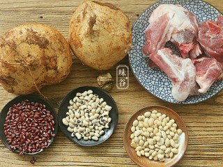 1、清热祛湿的沙葛猪骨汤,准备好材料。