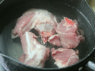 3、清热祛湿的沙葛猪骨汤,猪扇骨洗净后斩大件，放到锅里加水大火煮开。