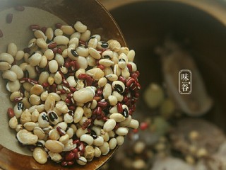 8、清热祛湿的沙葛猪骨汤,将姜片、猪骨以及赤小豆、眉豆、扁豆放入汤煲内。