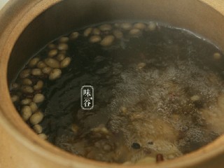 11、清热祛湿的沙葛猪骨汤,大火沸腾后转小火煲1.5小时。