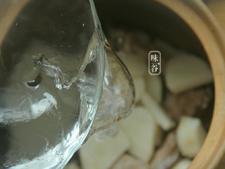 10、清热祛湿的沙葛猪骨汤,放入适量清水。(水量：大约按一人2碗水推算。)盖上盖子。