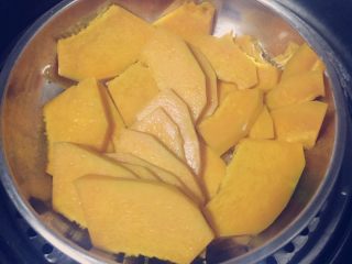 1、南瓜饼,南瓜 洗净切片，上锅蒸至南瓜熟烂。