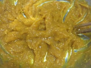 2、南瓜饼,将南瓜捣成泥状！可以适当加一些白糖，我加了点。因为南瓜本身是甜味，加与不加看自己了，????