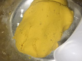4、南瓜饼,加入步骤3中的糯米粉，揉成面团