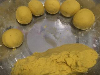 5、南瓜饼,全部揉成均匀小团，
