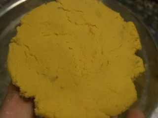 6、南瓜饼,两手讲南瓜团压扁，样子有点难看哈，嘿嘿，不过炸好以后 就像花一样，挺好的。只是刚开始有点不好看????