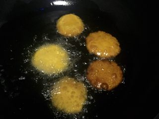 7、南瓜饼,放入压扁的南瓜饼???? 