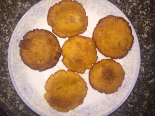 8、南瓜饼,炸至两面金黄即可！