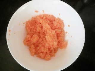 2、胡萝卜小餐包,连渣带汁取80克胡萝卜泥（碎）做面包用