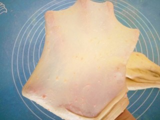 5、胡萝卜小餐包,这是揉好的出膜照