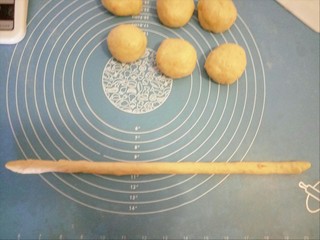 9、胡萝卜小餐包,取一个面团搓长条