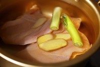 1、凉拌柠檬鸡丝,鸡胸肉、姜片、葱段，入冷水，煮熟。