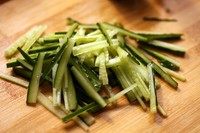 3、凉拌柠檬鸡丝,黄瓜切成细丝。