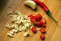 4、凉拌柠檬鸡丝,大蒜切碎，小红辣椒切成圈。