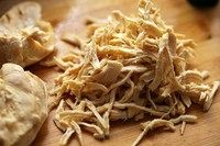 5、凉拌柠檬鸡丝,鸡胸肉捞出，稍凉一些后，用手撕成丝。