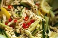 6、凉拌柠檬鸡丝,鸡肉丝、黄瓜丝、柠檬、蒜、辣椒放入大碗，加生抽、胡椒粉、芝麻拌匀即可。