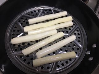 2、桂花山药糕,去皮放锅里蒸熟，晾凉备用