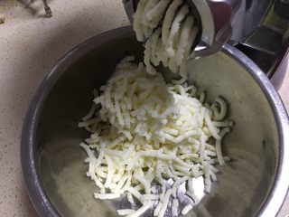 3、桂花山药糕,放绞肉机里捻成泥，最好不要用料理机，因为料理机没法干搅，要加液体才行，那样的话要炒干会很麻烦，没有这个机器的亲们，那就随便怎么弄吧！总之弄成泥