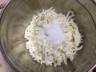 4、桂花山药糕,加入白糖，如果不喜欢甜的，可以不放糖