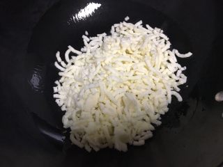 5、桂花山药糕,起锅，加入玉米油，烧热，此步骤的目的就是把油弄熟，不要是生油，然后把糖融化拌匀就行