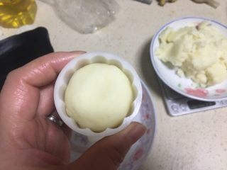 7、桂花山药糕,平分六份，我的是42克一个，放入50克的月饼模具
