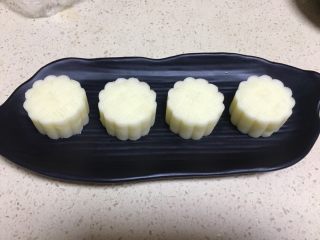 8、桂花山药糕,压成月饼样子