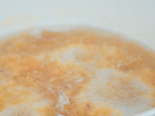 3、果冻,琼枝放入锅内，加水2.5升，煮开后，转小火。煮1小时。