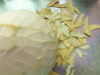 2、柚皮糖,用削皮器把柚子皮削出