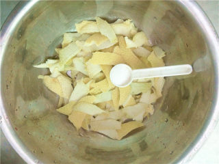 3、柚皮糖,撒上一勺盐，用手搓一下，像洗衣服那样，干搓哈。