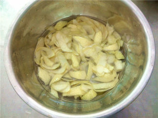 4、柚皮糖,倒入适量的水，搓洗一下，然后倒掉水，再用盐搓一搓，这个动作我重复了四次。