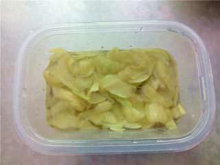 5、柚皮糖,用淡盐水泡3个小时左右，我泡了6个小时。从冰箱里拿出来水都变黄色了，再过几遍水，把柚子皮清洗几遍，也是用搓的方式。