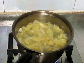 6、柚皮糖,用淡盐水煮柚子皮