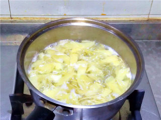 7、柚皮糖,煮开后几分钟。