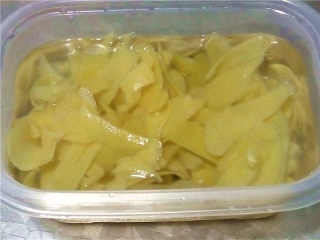 8、柚皮糖,捞起来放冷水里，我反复煮了3次，拿起来尝尝没有明显的辣味即可