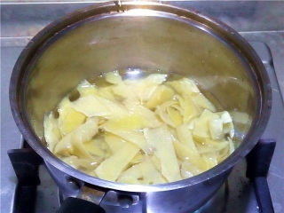 9、柚皮糖,我这个柚子个头大，我用了大概100克的糖，水没过柚子皮，中小火煮