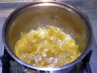 10、柚皮糖,煮至透亮，就收干糖水。稍微放温一些，最好不要摊凉了。