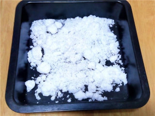 11、柚皮糖,把绵白糖铺在烤盘上