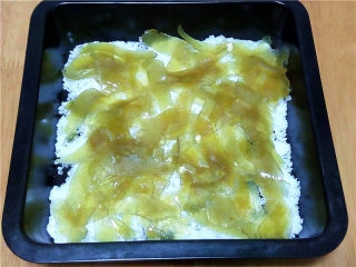 12、柚皮糖,将煮好的柚子皮放上