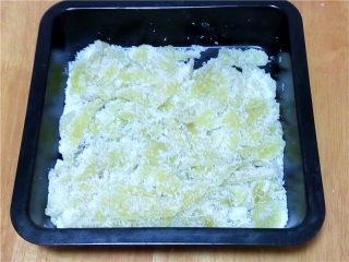 14、柚皮糖,拿着烤盘晃一晃，看到没粘均匀的，就拿烤盘上的糖撒一下