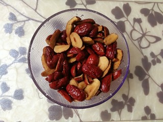 2、#甜味#红枣戚风蛋糕,红枣去核，洗干净。