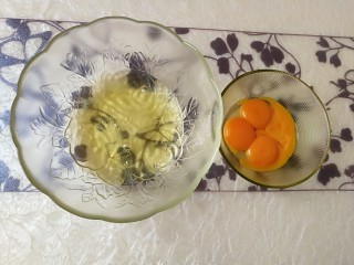 5、#甜味#红枣戚风蛋糕,将蛋清和蛋黄分离。