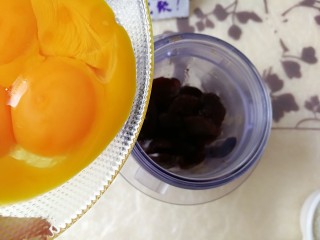 6、#甜味#红枣戚风蛋糕,将煮好的红枣放凉后，取120克出来，放入料理机中加上蛋黄。