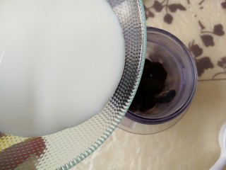 7、#甜味#红枣戚风蛋糕,加入牛奶。