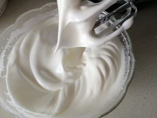 14、#甜味#红枣戚风蛋糕,打发好的蛋清提起有弯弯的尖角即可。