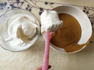 15、#甜味#红枣戚风蛋糕,将蛋清分三次加入枣泥糊中，用硅胶刮刀，切拌的手法拌均匀。